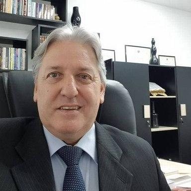 Advogado que ajudou a esconder Queiroz tem “currículo” de crimes