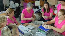 Voluntárias fazem próteses para mulheres que tiveram câncer de mama e retiraram o seio