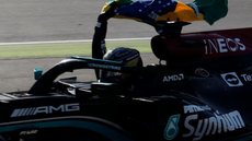 “Estou esperando meu passaporte brasileiro”, brinca Lewis Hamilton
