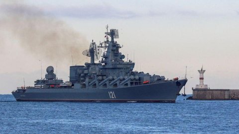 Navio russo Moskva é gravemente danificado