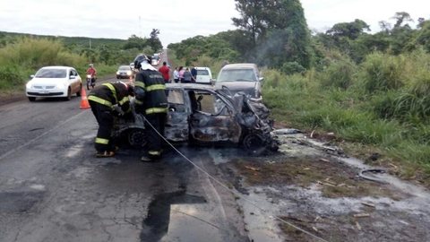 Carro pega fogo após acidente e passageira morre em rodovia de Pratânia