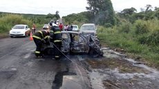 Carro pega fogo após acidente e passageira morre em rodovia de Pratânia