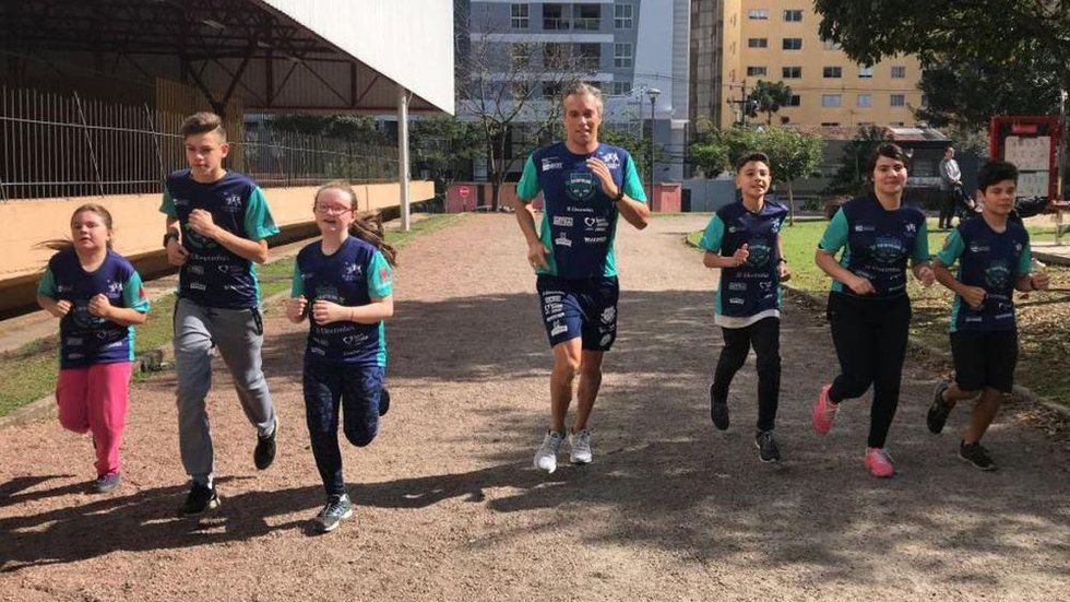 Triatleta olímpico comanda projeto social com 11 centros pelo Brasil