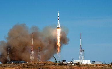 Astronautas russos e norte-americana partem para Estação Espacial