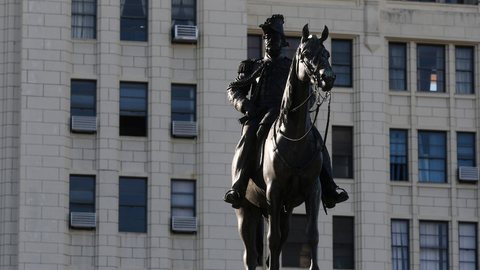 Monumento em homenagem ao Duque de Caxias, em frente ao Palácio Duque de Caxias, sede do Comando Militar do Leste - Imagem: Reprodução / Agência Brasil / Fernando Frazão