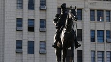 Monumento em homenagem ao Duque de Caxias, em frente ao Palácio Duque de Caxias, sede do Comando Militar do Leste - Imagem: Reprodução / Agência Brasil / Fernando Frazão