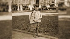 Um vendedor de jornais (1910), foto de Lewis Wickes Hine - Imagem: Reprodução | Redes Sociais