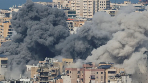 Equipes de resgate atuam após bombardeios no Líbano; ataques deixaram centenas de mortos e feridos - Imagem: Reprodução