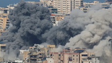 Equipes de resgate atuam após bombardeios no Líbano; ataques deixaram centenas de mortos e feridos - Imagem: Reprodução