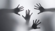 Vítimas eram submetidas a ameaças e violência, sendo forçadas a repassar parte de seus ganhos ao grupo criminoso - Imagem: Reprodução / Freepik