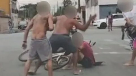 Vídeo mostra moradores furiosos atacando ladrão que tentou roubar motoclicleta - Imagem: reprodução/Facebook