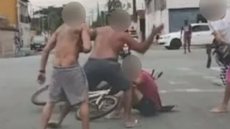 Vídeo mostra moradores furiosos atacando ladrão que tentou roubar motoclicleta - Imagem: reprodução/Facebook