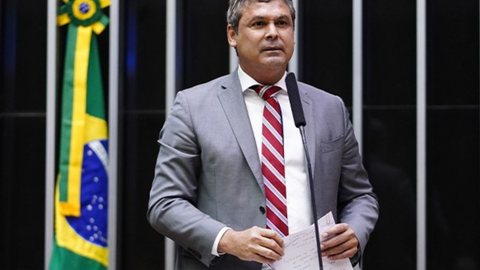 O pedido de extradição e inclusão na lista vermelha da Interpol visa garantir a integridade do processo eleitoral brasileiro - Imagem: Reprodução/Portal Câmara dos Deputados