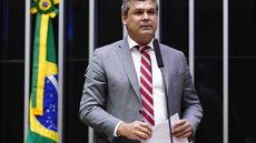 O pedido de extradição e inclusão na lista vermelha da Interpol visa garantir a integridade do processo eleitoral brasileiro - Imagem: Reprodução/Portal Câmara dos Deputados