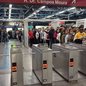 Mesmo após o início da normalização da operação, filas se formaram na entrada da estação Artur Alvim, da Linha 3-Vermelha - Imagem: Reprodução/Hermínio Bernardo/TV Globo