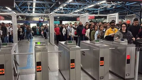 Mesmo após o início da normalização da operação, filas se formaram na entrada da estação Artur Alvim, da Linha 3-Vermelha - Imagem: Reprodução/Hermínio Bernardo/TV Globo