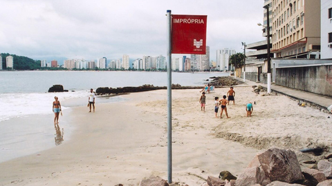Bandeira vermelha indica que a água não é segura para banho - Imagem: Divulgação | CETESB