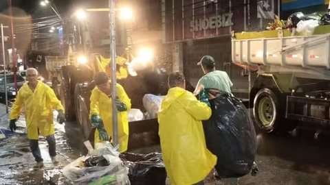 Prefeitura de Suzano realizou coleta emergencial com caminhões próprios após paralisação do serviço de limpeza urbana e acúmulo de lixo nas ruas. - Imagem: Reprodução/ Prefeitura de Suzano