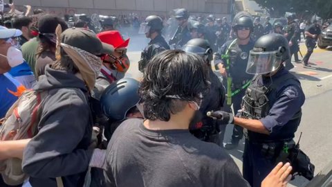 Lauren Tomasi, correspondente da Nine News, foi atingida enquanto reportava sobre protestos em Los Angeles - Imagem: Reprodução / X