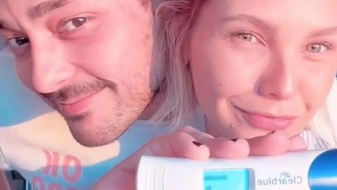 O casal usou o teste da Clear Blue, o mesmo que foi apresentado por Claudia Raia e outras celebridades - Imagem: reprodução/Instagram @sterblitch