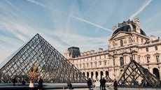Mudanças nos ingressos do Louvre ocorrem após auditoria que revelou falhas de segurança - Imagem: Reprodução/Redes Sociais