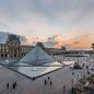 Filas de visitantes em frente ao Museu do Louvre, em Paris. A direção da instituição afirma que as estruturas do maior museu do mundo estão próximas do limite operacional e precisam de investimentos bilionários para modernização. - Imagem: Museu do Louvre / Olivier Ouadah