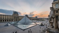 Filas de visitantes em frente ao Museu do Louvre, em Paris. A direção da instituição afirma que as estruturas do maior museu do mundo estão próximas do limite operacional e precisam de investimentos bilionários para modernização. - Imagem: Museu do Louvre / Olivier Ouadah