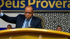 A situação financeira da Igreja de Luciano Neves se agrava com processos de despejo e dívidas que superam R$ 259 mil. - Imagem: Reprodução | YouTube