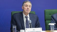 Barroso afirma que o Brasil vive uma democracia plena, respondendo a críticas da "The Economist" - Imagem: Reprodução/Twitter/X