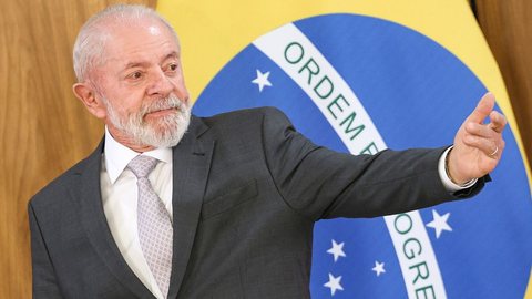 Durante visita ao Parque Nacional do Xingu, o líder indígena Raoni Metuktire expressou preocupação com a intenção do presidente Lula de permitir extração de petróleo no delta do Amazonas - Imagem: Reprodução/Instagram