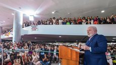 Em seu discurso, o presidente Luiz Inácio Lula da Silva (PT) deu um destaque enorme uma palavra em específico: a obrigatoriedade - Imagem: reprodução/Twitter @LulaOficial e @ricardostuckert