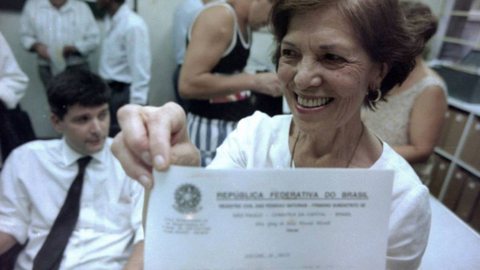 Eunice Paiva com o atestado de óbito do marido, Rubens Paiva, em 1996 - Imagem: Reprodução / Arquivo pessoal