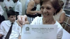 Eunice Paiva com o atestado de óbito do marido, Rubens Paiva, em 1996 - Imagem: Reprodução / Arquivo pessoal