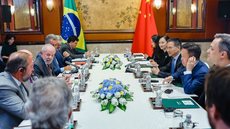 Presidente da República, Luiz Inácio Lula da Silva, durante audiência concedida ao Presidente da Envision, Lei Zhang - Imagem: Reprodução / PR / Ricardo Stuckert