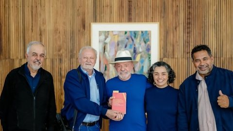 Presidente Lula recebeu dirigentes do MST no Palácio da Alvorada para discutir novas ações de apoio humanitário à Venezuela após os terremotos que atingiram o país. - Imagem: Reprodução /  Ricardo Stuckert