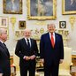 Representantes dos governos de Lula e Donald Trump intensificam as negociações para evitar a aplicação de uma tarifa adicional de 25% sobre produtos brasileiros exportados aos Estados Unidos. - Imagem: Ricardo Stuckert / PR
