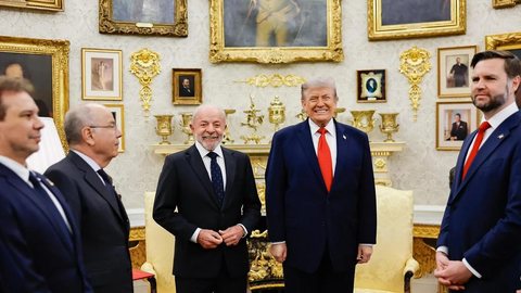 Representantes dos governos de Lula e Donald Trump intensificam as negociações para evitar a aplicação de uma tarifa adicional de 25% sobre produtos brasileiros exportados aos Estados Unidos. - Imagem: Ricardo Stuckert / PR