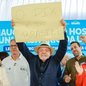 Lula exibe cartaz em defesa do Pix e afirma que o sistema de pagamentos continuará gratuito e sob controle brasileiro, mesmo após críticas do governo dos Estados Unidos. - Imagem: Ricardo Stuckert / Presidência da República