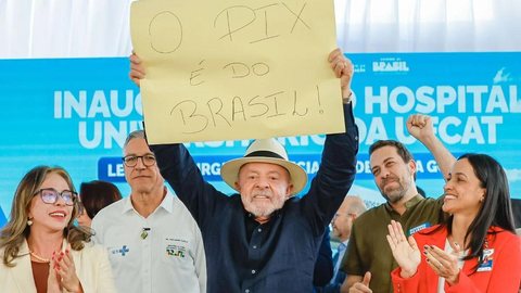 Lula exibe cartaz em defesa do Pix e afirma que o sistema de pagamentos continuará gratuito e sob controle brasileiro, mesmo após críticas do governo dos Estados Unidos. - Imagem: Ricardo Stuckert / Presidência da República