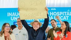 Lula exibe cartaz em defesa do Pix e afirma que o sistema de pagamentos continuará gratuito e sob controle brasileiro, mesmo após críticas do governo dos Estados Unidos. - Imagem: Ricardo Stuckert / Presidência da República