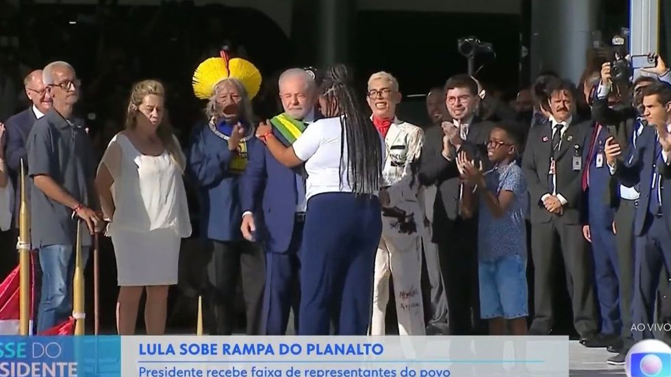 Quem são as pessoas que passaram a faixa presidencial para Lula? - Imagem: reprodução TV Globo