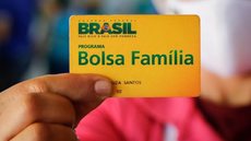 Na próxima quinta-feira (02), o presidente Luiz Inácio Lula da Silva (PT) irá assinar a medida provisória (MP) que trará de volta o tão conhecido Bolsa Família - Imagem: reprodução/Twitter @PopOnze