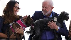 O presidente Luiz Inácio Lula da Silva, acompanhado da primeira-dama Janja Lula da Silva, e de suas cadelas Esperança e Resistência - Imagem: Reprodução / Agência Brasil / Fabio Rodrigues-Pozzebom