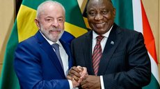 O presidente Lula se reuniu com Cyril Ramaphosa para discutir o fortalecimento das relações e parcerias econômicas entre Brasil e África do Sul - Imagem: Reprodução/ Ricardo Stuckert