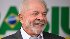 Lula amplia vantagem sobre Flávio Bolsonaro após repercussão nacional do caso envolvendo o financiamento do filme “Dark Horse” - Imagem: EVARISTO SA / AFP