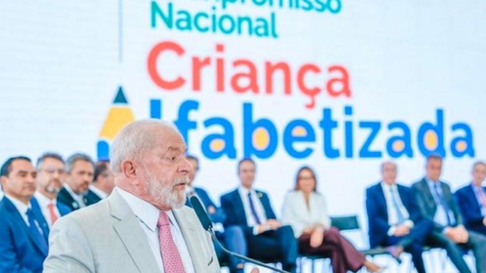 O presidente Lula (PT) anunciou o investimento de R$ 3 bilhões para o programa Compromisso Nacional Criança Alfabetizada. - Imagem: reprodução I Instagram @lulaoficial