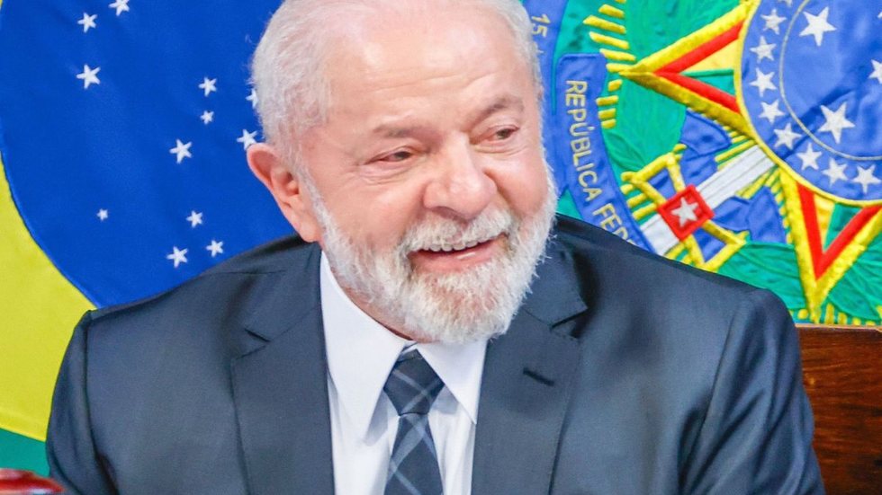 Lula exclui possibilidade de desvincular aposentadoria do salário mínimo - Imagem: reprodução X I @p_rousseff