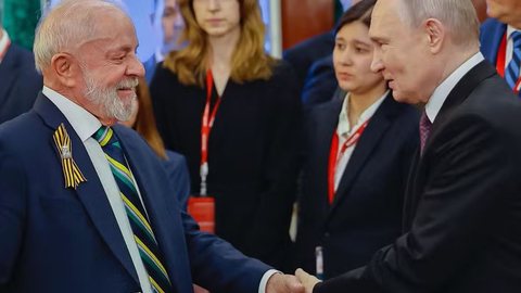 Lula enfatiza a necessidade de equilibrar a balança comercial com a Rússia e expandir a cooperação em diversas áreas - Imagem: Reprodução / Ricardo Stuckert / PR