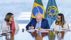 Iniciativa do governo inclui tornozeleiras eletrônicas para agressores durante medidas protetivas - Imagem: Reprodução / Ricardo Stuckert / PR