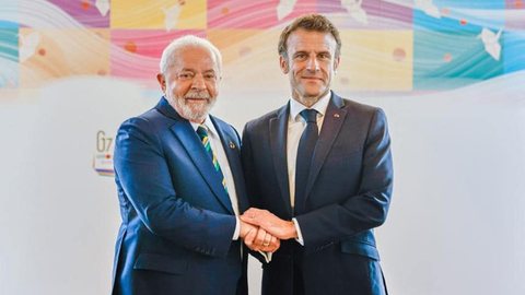 Reencontro de Lula (PT) com o presidente da França, Emmanuel Macron, no G7 - Imagem: reprodução/Facebook